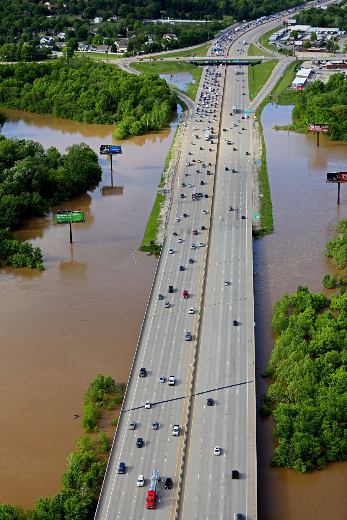 Floodwater closes in Interstate 55